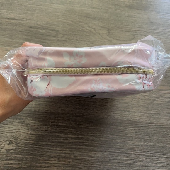 WANDERLUST MAKEUP TRAVEL - Picture 4 of 15